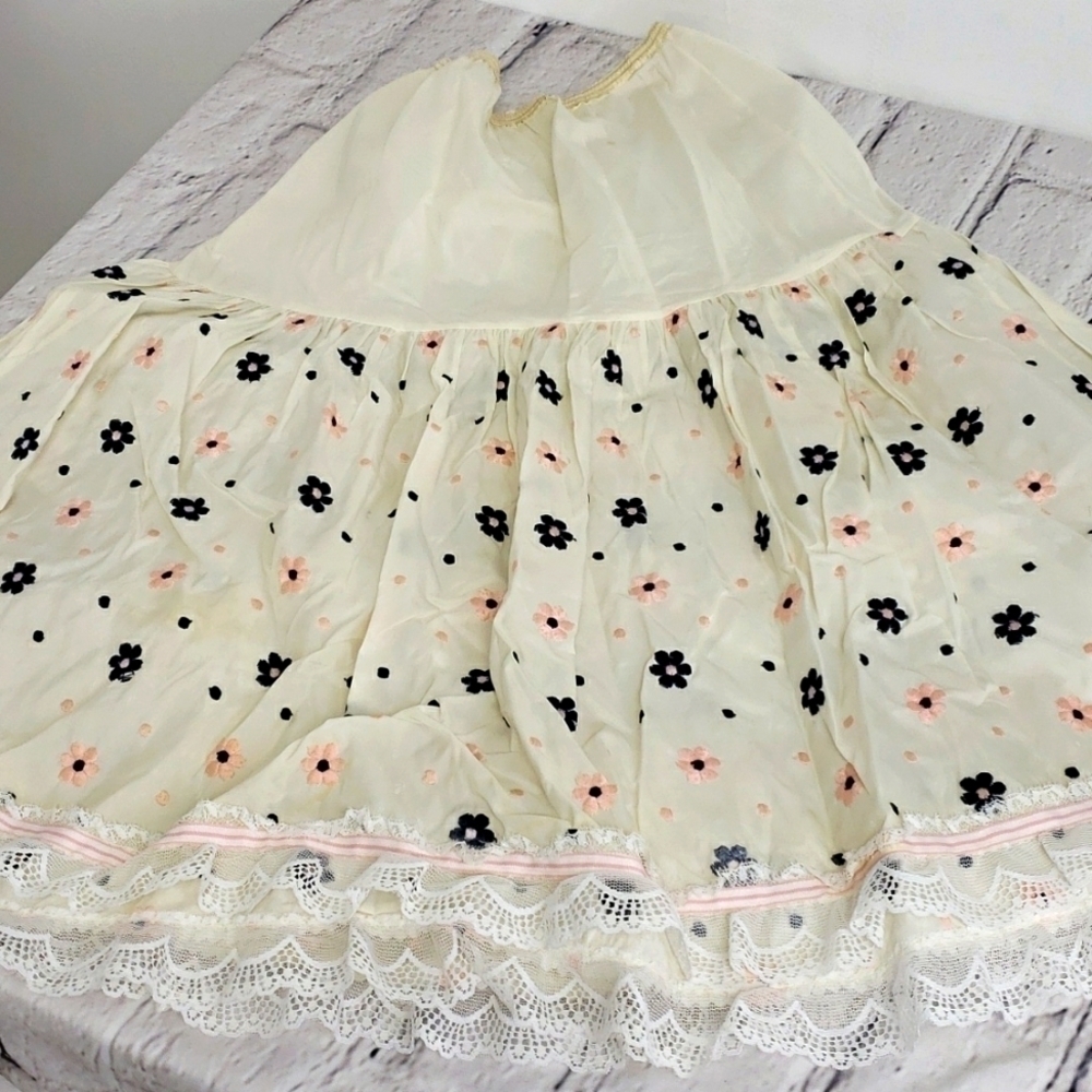 Vintage 50s Half Slip Embroiidered Flowers. Acetate GUC See Pics